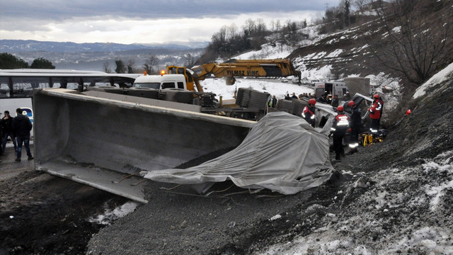 Zonguldak'ta devrilen kamyonun sürücüsü öldü