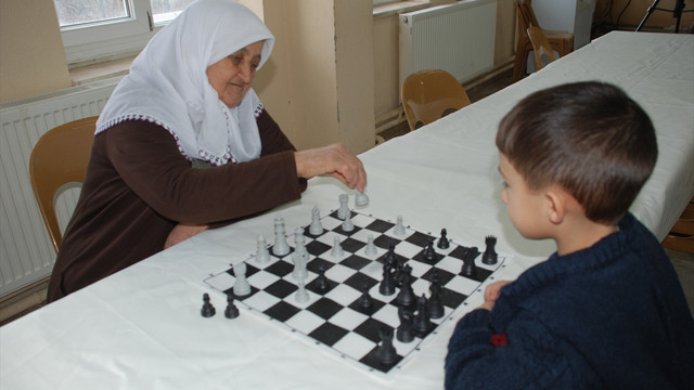 70 yaşındaki Sultan nine torunuyla satranç öğrendi