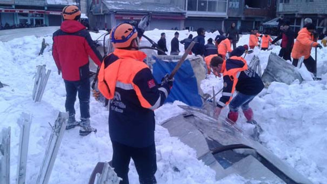 Ağrıda kardan dolayı pazar yerinin çatısı çöktü!