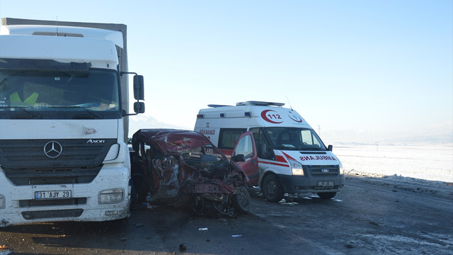 Ağrı'da trafik kazası: 2 ölü, 1 yaralı