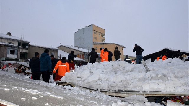 Ağrı'daki pazar yerinin çatısının çökmesi