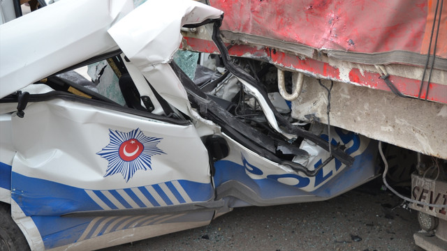 Aksaray'da polis aracı kaza yaptı: 1 polis yaralı