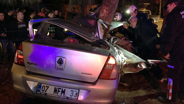 Antalya'da otomobil ağaca çarptı: 2 ölü, 2 yaralı