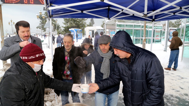Belediyeden vatandaşlara sıcak çorba