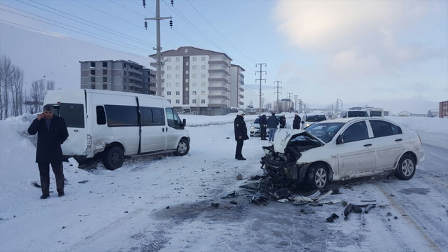 Bitlis'te trafik kazası: 6 yaralı
