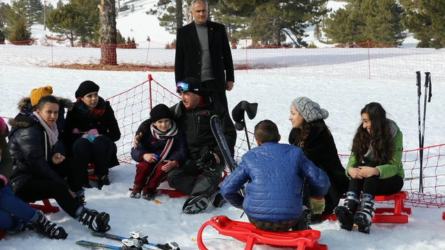 Burdur Valisi Yılmaz çocuklarla kayak yaptı