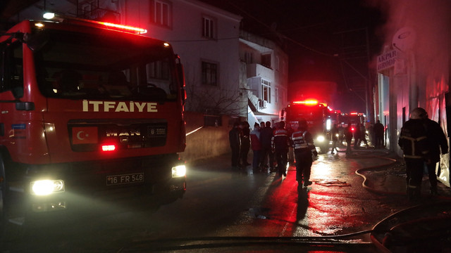 Bursa'da kumaş deposunda yangın