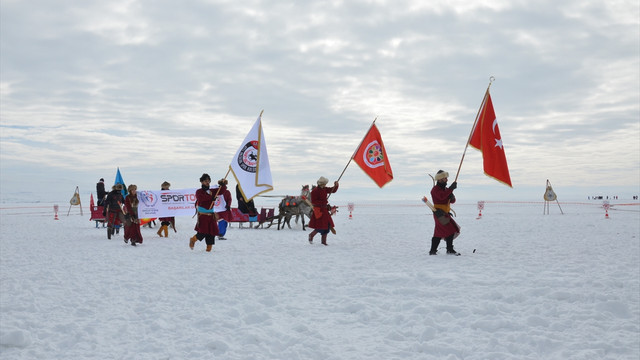 Buz tutan Çıldır Gölü'nde kış şöleni