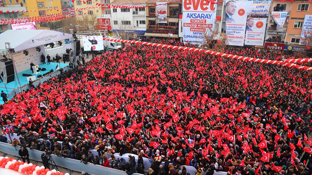 Cumhurbaşkanı Erdoğan: (Anayasa değişikliği) Bu sistem var ya bu sistem, bu bizim bileklerimizde prangaydı. 16 Nisan'da bileklerimizdeki bu pranganları söküp atmaya var mıyız?