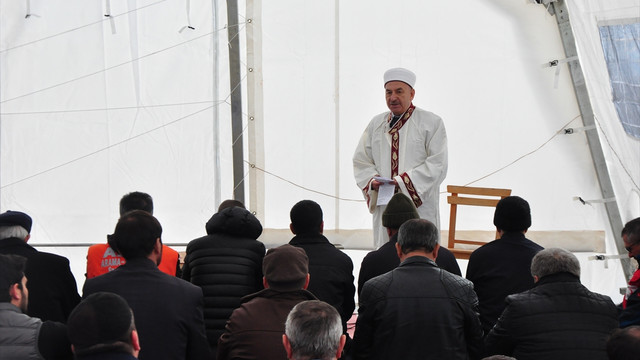 Deprem bölgesinde çadırda cuma namazı