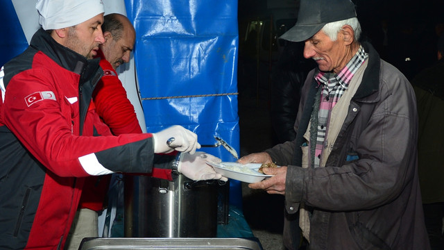 Depremzedeler Galatasaray - Kayserispor maçını izledi
