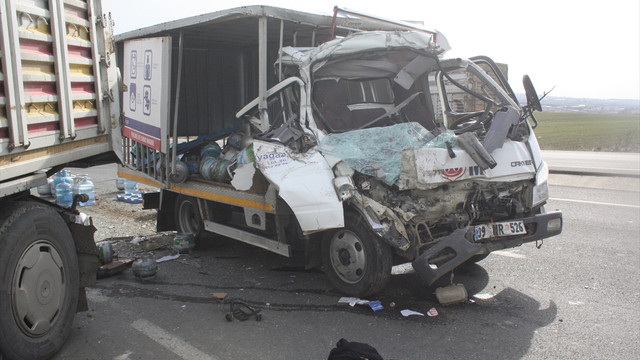 Edirne'de tüp taşıyan kamyonet ile tır çarpıştı: 1 yaralı