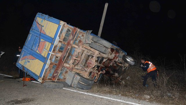 Elektrik direğine çarpan kamyon kanala devrildi