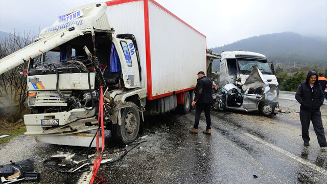 İzmir'de trafik kazası: 4 yaralı