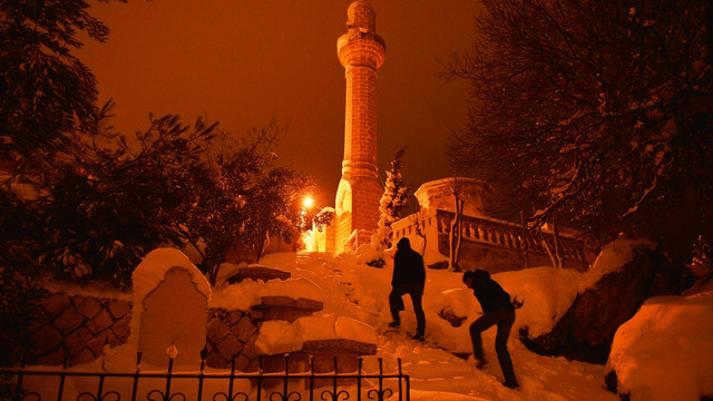 Kar altındaki Mardin'in tarihi yapıları ışıklandırıldı