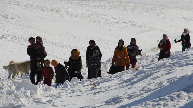 Karda mahsur kalan 3 kardeş kurtarıldı