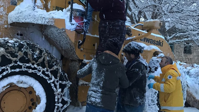 Kardan yolu kapanan köydeki hasta kurtarıldı