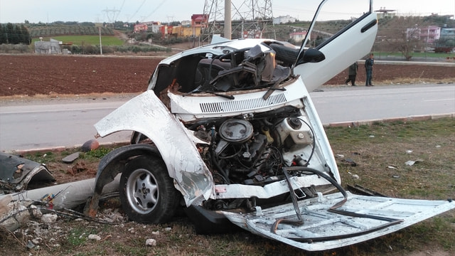 Kaza yaparak ikiye ayrılan araçtan hafif yaralı kurtuldu