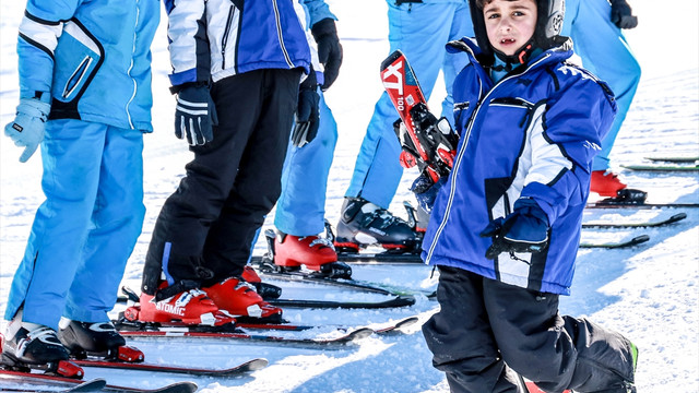 Kış Spor Okulunda 10 bin çocuk kayakla tanıştı