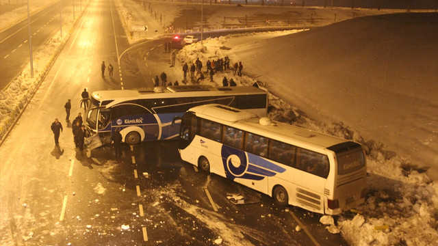 Konya'da yolcu otobüsü otomobile çarptı