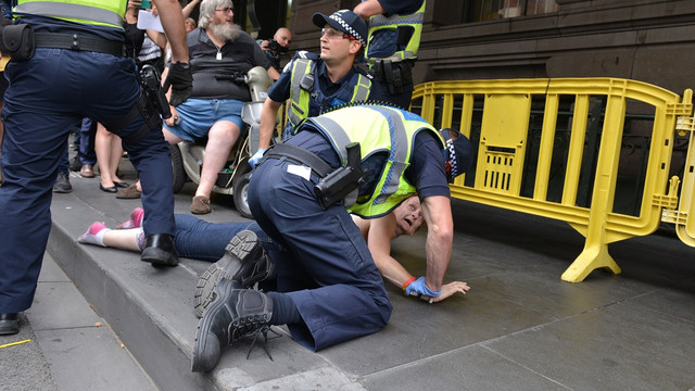 Melbourne’daki evsizlere polis operasyonu