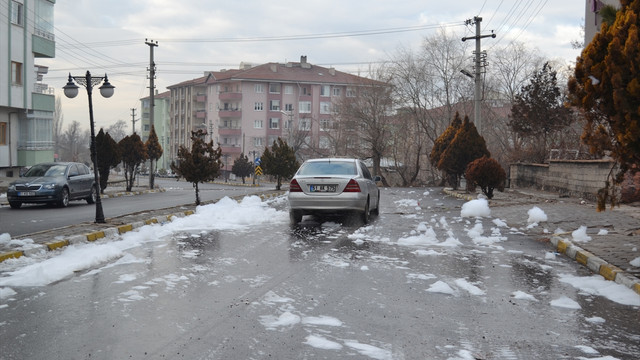 Niğde'de dere yatağında köpük oluştu