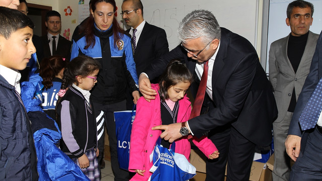 Polisten öğrencilere giyim yardımı
