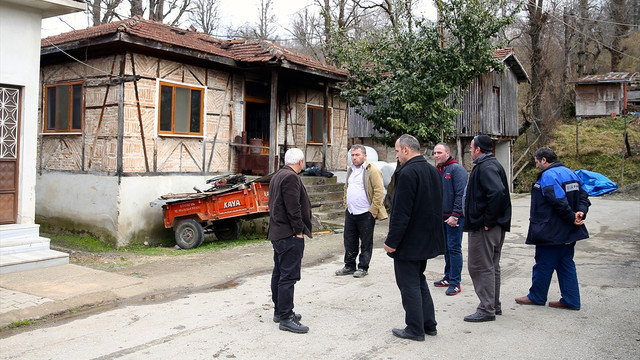 Sakarya'da cinayet zanlısının evi yakıldı