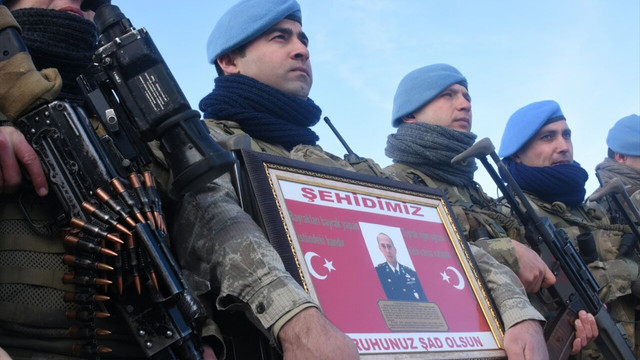 Şehit annesinden Mehmetçik'e nazar boncuklu atkı