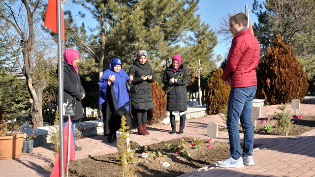 Şehit eşlerinin mezarlarına gül bıraktılar