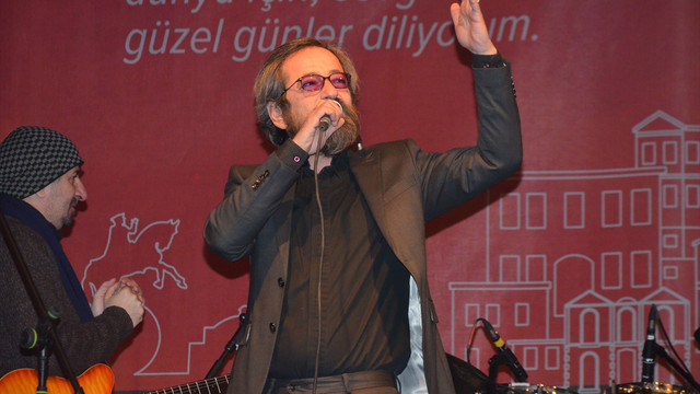 Sevgililer Günü konserinde sürpriz evlenme teklifi