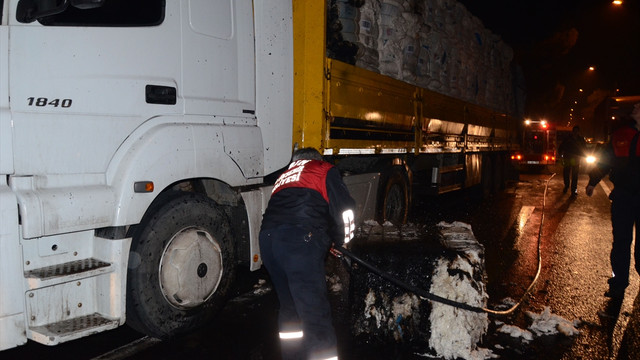 Seyir halindeki tırın dorsesindeki pamuklar yandı