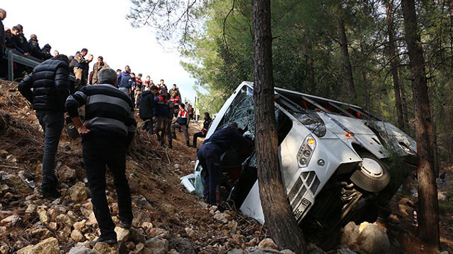 Antalyada midibüs uçuruma yuvarlandı! 2 ölü 10 yaralı