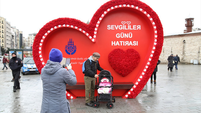 Taksim Meydanı'na Sevgililer Günü platformu