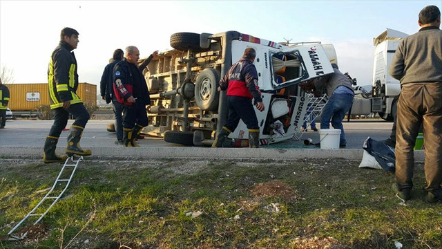 Tarım işçilerini taşıyan minibüs devrildi: 8 yaralı