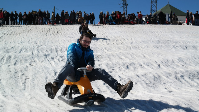 Uludağ'da tatilcilerin kızak keyfi