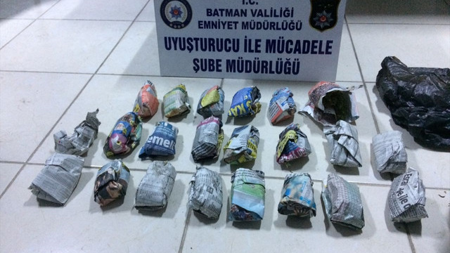 Uyuşturucu satıcıları polisten kaçamadı