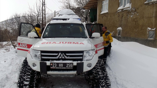 Yaralanan yaşlı kadının imdadına paletli ambulans yetişti