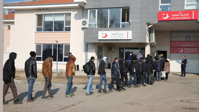 Yunanistan kaçak göçmenleri Türk sınırına bıraktı