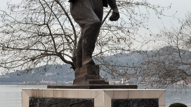 Zonguldak'ta madenci heykelindeki kazma ikinci kez çalındı