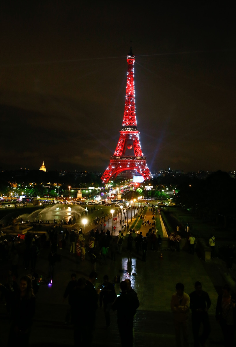 eyfel kulesi turk bayraginin renkleriyle isiklandirildi guncel